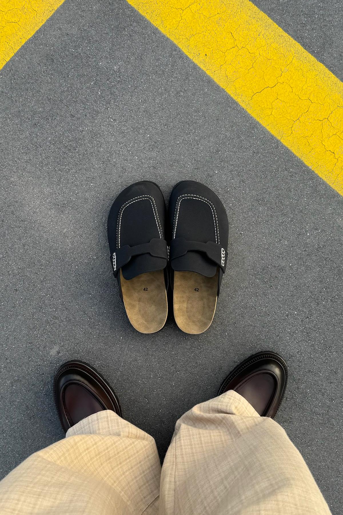 Arched Closed Toe Slippers Black