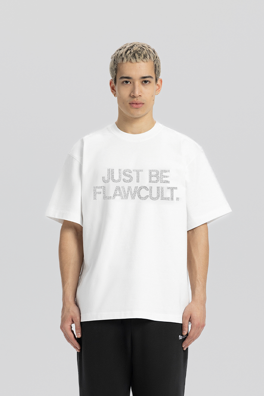 Bedrucktes weißes T-Shirt „Just Be Flawcult“.