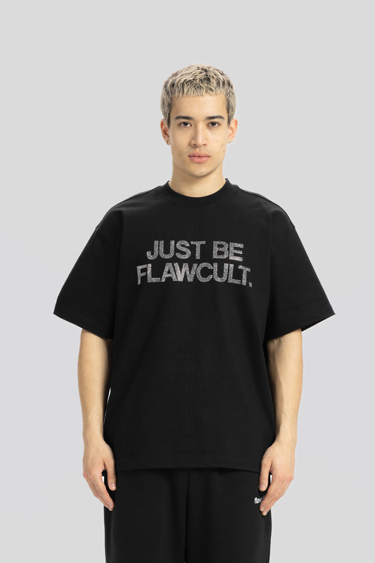 Bedrucktes schwarzes T-Shirt „Just Be Flawcult“.