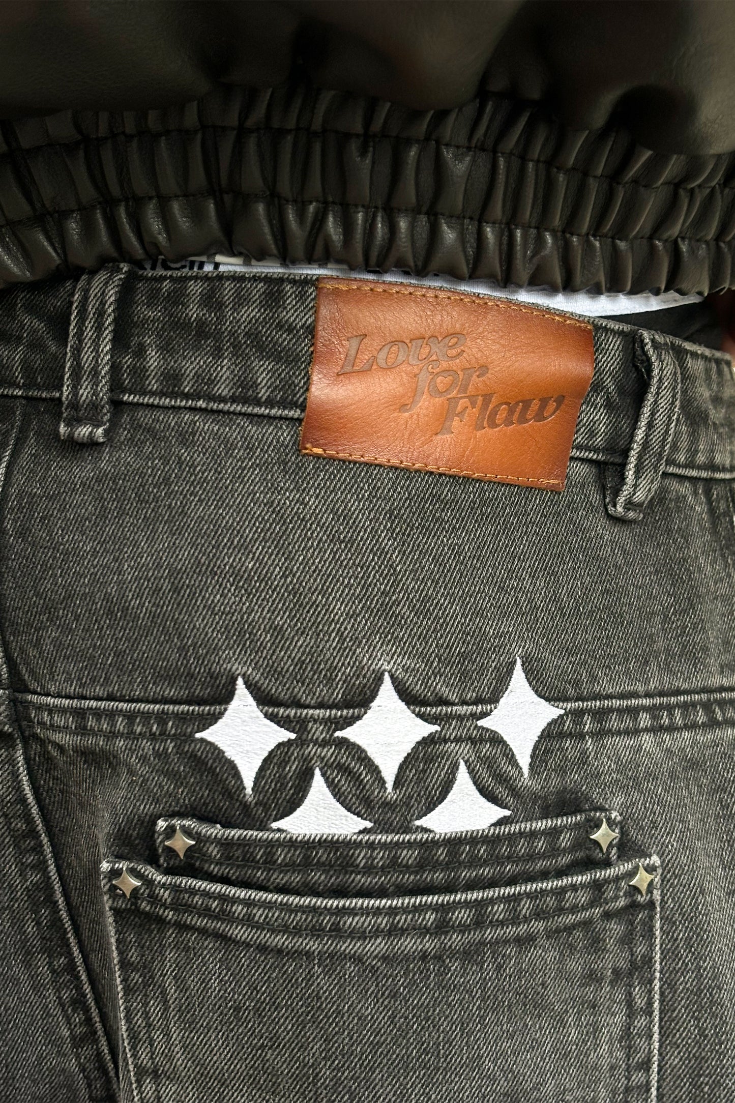 "LFF" EMBROIDERED BAGGY JEAN DARK WASH