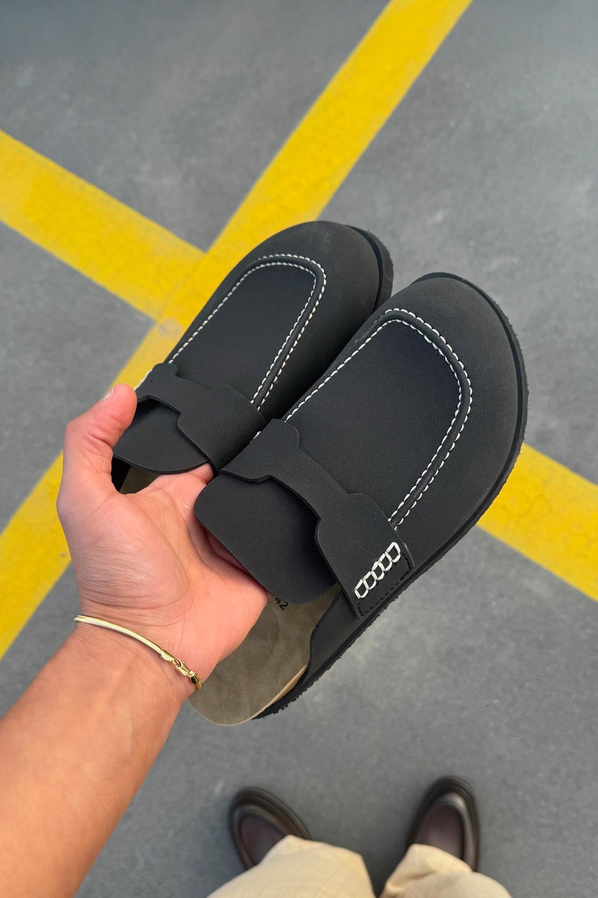 Arched Closed Toe Slippers Black