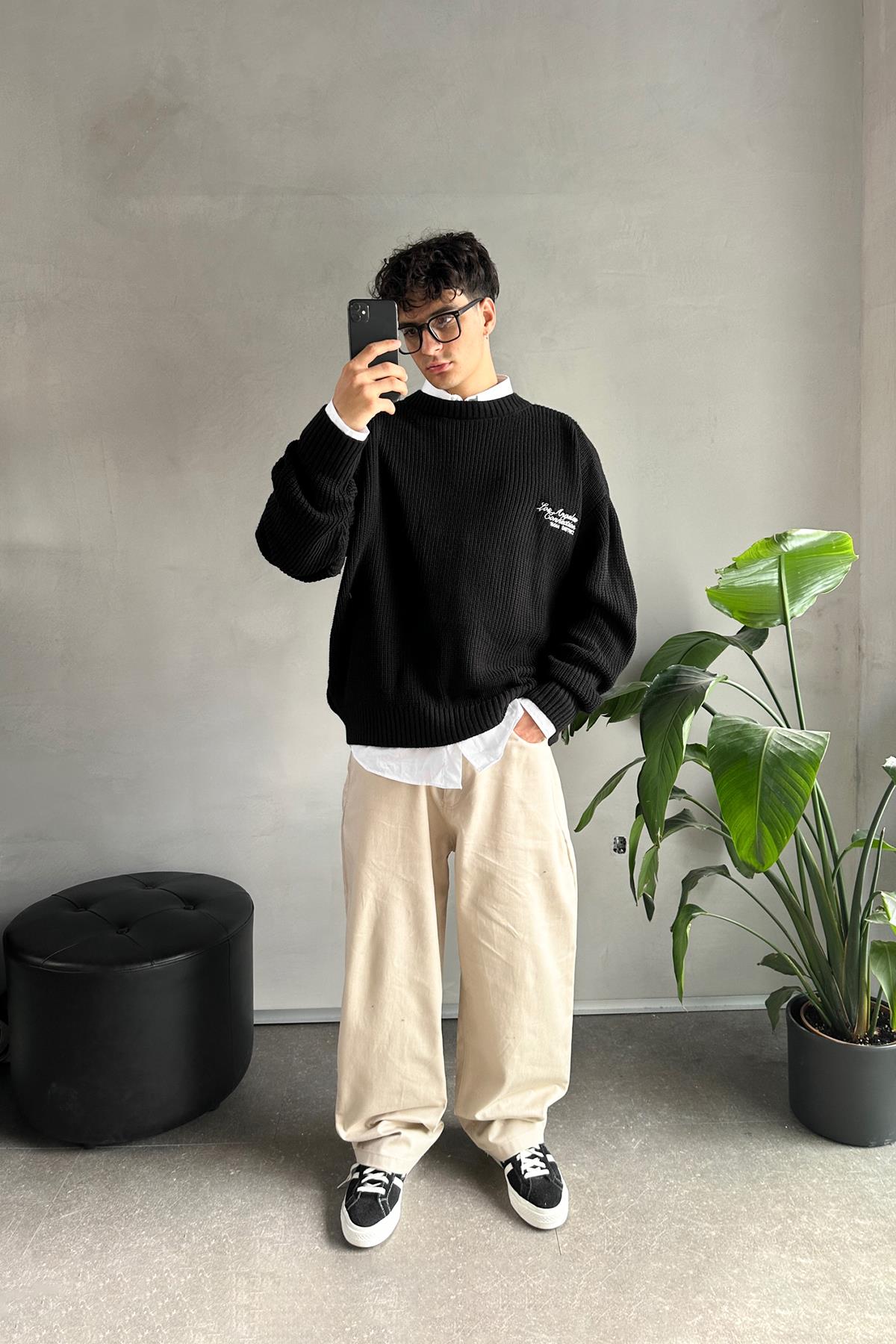 Minimalist Embroidered Crew Neck Sweater, Black