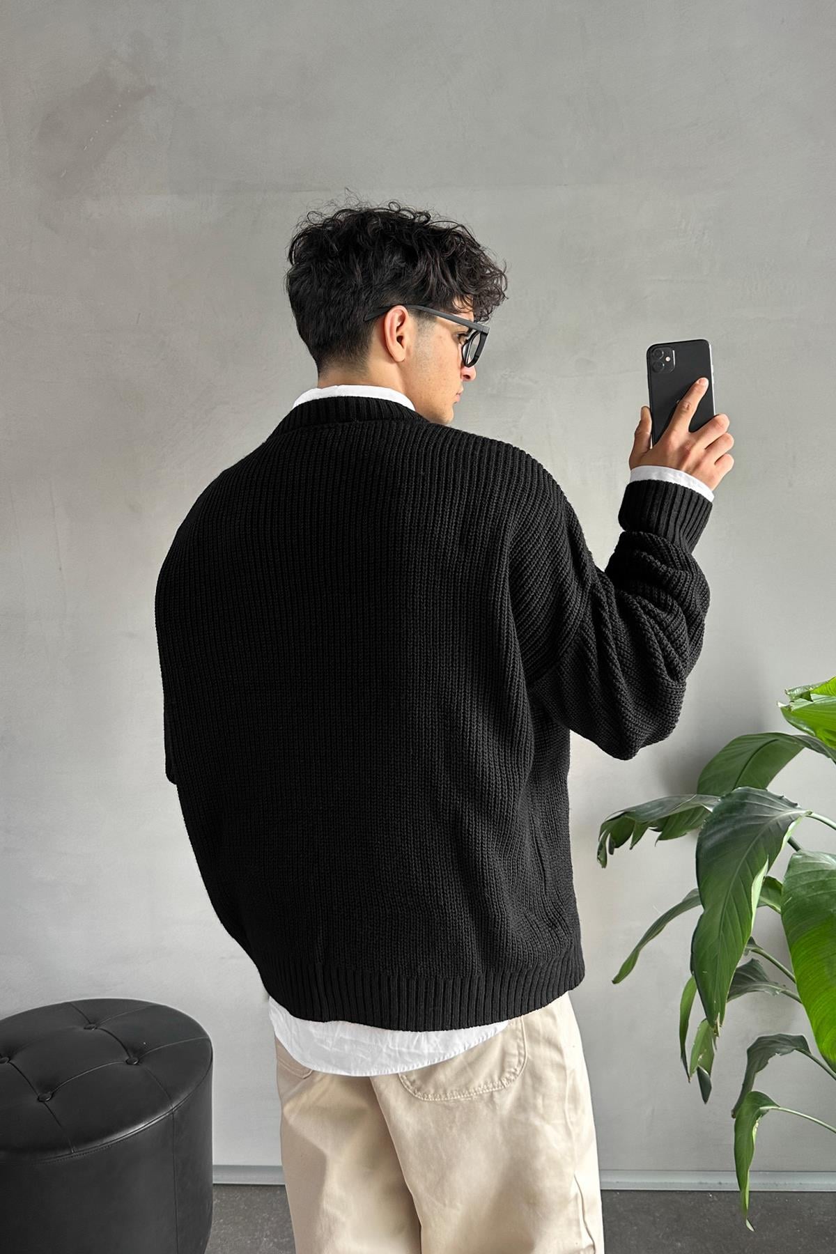 Minimalist Embroidered Crew Neck Sweater, Black