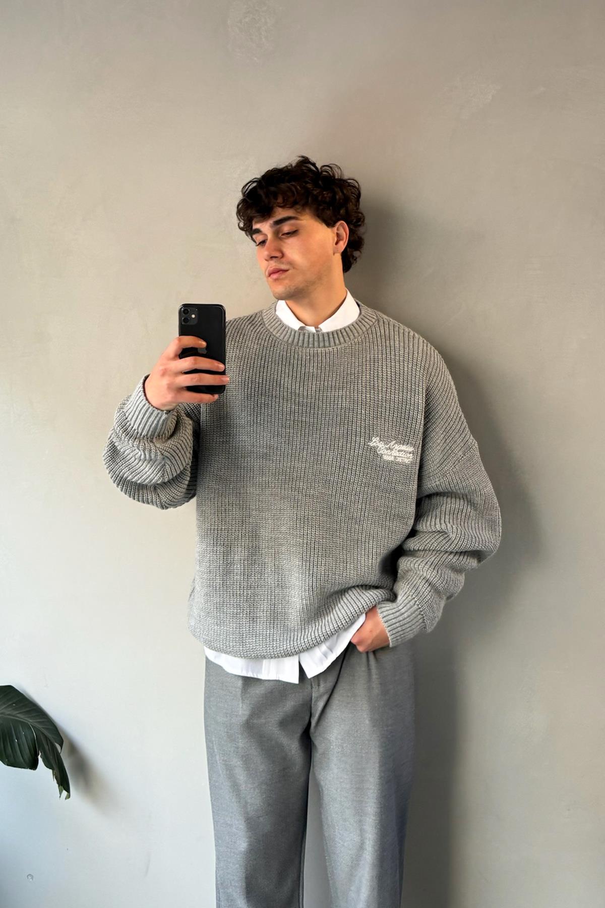 Minimalist Embroidered Crew Neck Sweater Grey