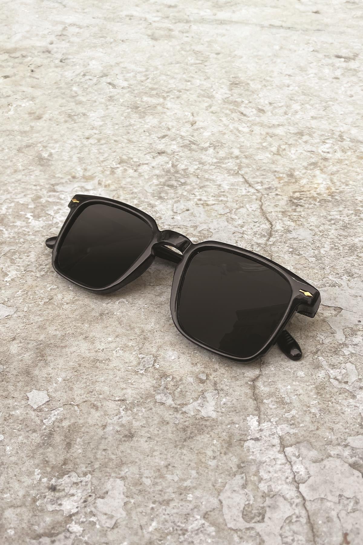 Prime Black Sunglasses, Black